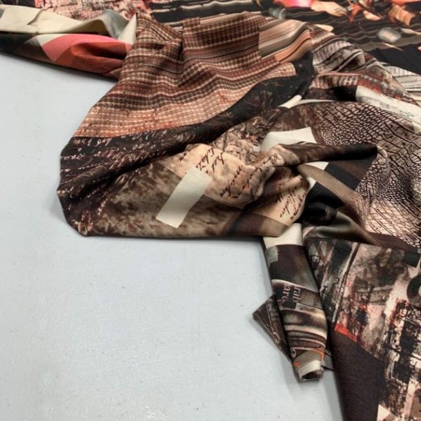 Viskosejersey med collage af avis, hndskrift og grafik - pr. 0,25 meter